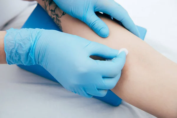 Gedeeltelijke Weergave Van Arts Latex Handschoenen Voorbereiden Patiënt Voor Injectie — Stockfoto