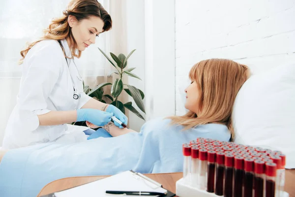 Vista Cortada Doador Médico Com Seringa Obtenção Amostra Sangue — Fotografia de Stock