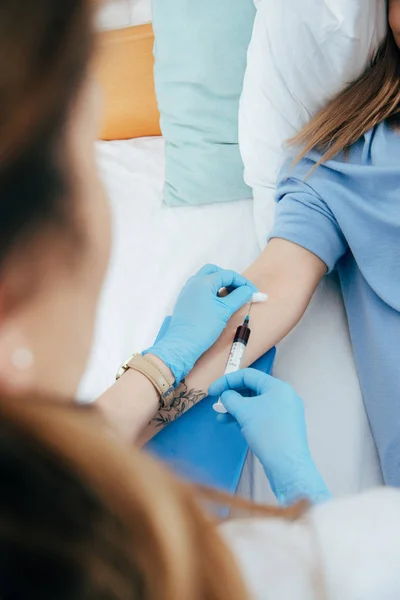 Vue Recadrée Donneur Médecin Avec Seringue Obtenant Échantillon Sang — Photo