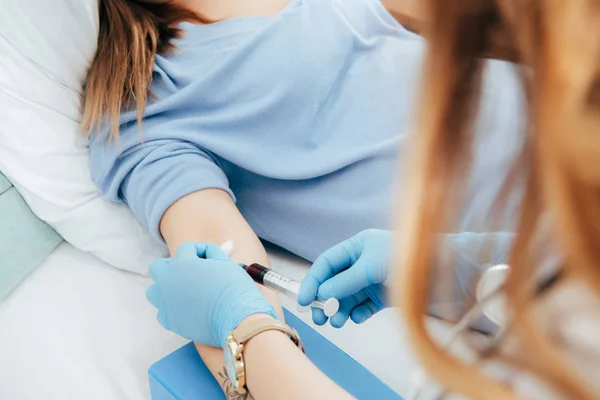 Vista Cortada Doador Médico Com Seringa Obtenção Amostra Sangue — Fotografia de Stock