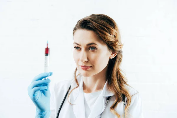 Doctor White Coat Holding Syringe Blood Sample White — Stock Photo, Image