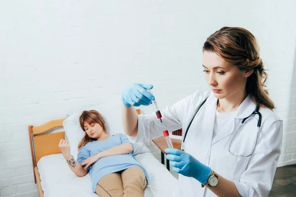 Donante Cama Médico Sosteniendo Jeringa Con Muestra Sangre Probeta — Foto de Stock