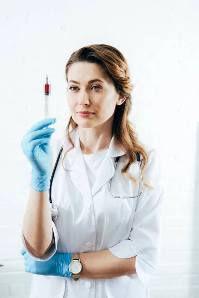 Médico Guantes Látex Que Sostiene Jeringa Con Muestra Sangre — Foto de Stock