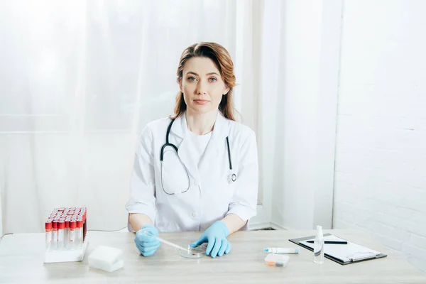 Doctor Bata Blanca Guantes Látex Sosteniendo Pipeta Con Muestra Sangre — Foto de Stock