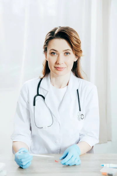 Médico Casaco Branco Luvas Látex Segurando Pipeta Com Amostra Sangue — Fotografia de Stock