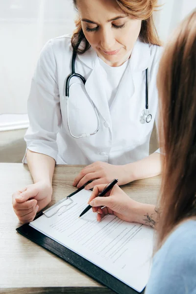 Vista Recortada Del Formulario Inscripción Firma Del Donante Médico Bata — Foto de Stock