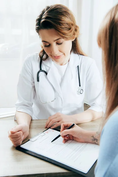 Vista Recortada Del Formulario Inscripción Firma Del Donante Médico Bata — Foto de Stock