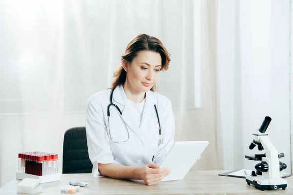 Doctor Bata Blanca Con Estetoscopio Usando Tableta Digital Clínica — Foto de Stock