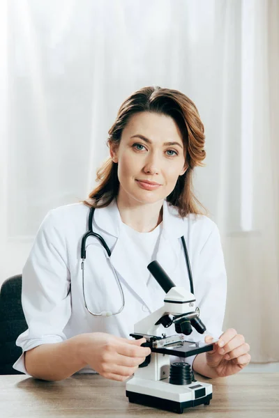 Doctor Bata Blanca Con Estetoscopio Usando Microscopio Clínica — Foto de Stock