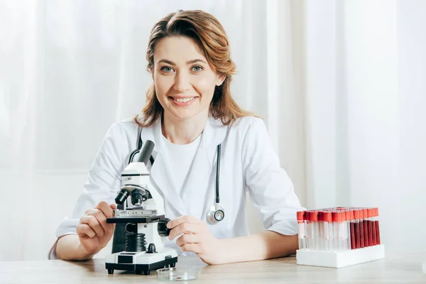 Doctor White Coat Stethoscope Using Microscope Clinic — Stock Photo, Image