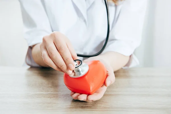 Gedeeltelijke Weergave Van Arts Met Stethoscoop Luisteren Kunststof Hart Kliniek — Stockfoto