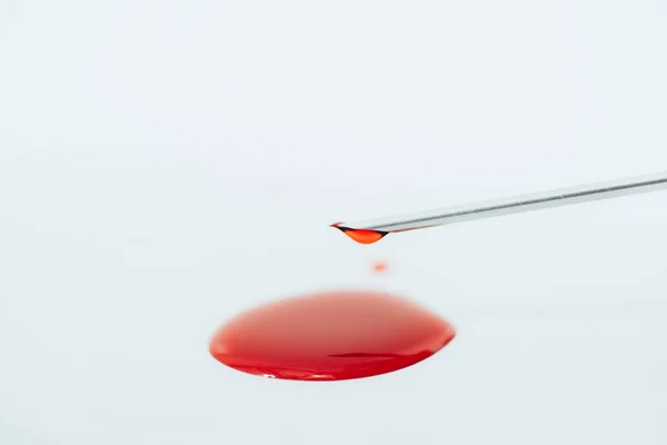 Seringa Agulha Mancha Sangue Isolado Branco — Fotografia de Stock