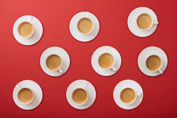 Draufsicht Auf Weiße Tassen Mit Kaffee Auf Rotem Hintergrund — Stockfoto