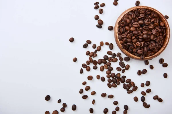 Ansicht Von Kaffee Gerösteten Bohnen Holzschale Auf Weißem Hintergrund — Stockfoto