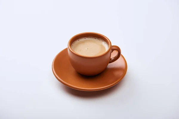 Delicioso Café Com Espuma Xícara Marrom Pires Fundo Branco — Fotografia de Stock