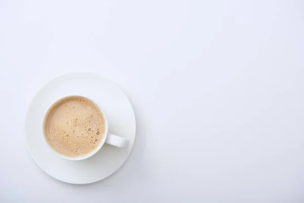 Top Uitzicht Van Heerlijke Koffie Met Schuim Witte Achtergrond Met — Stockfoto