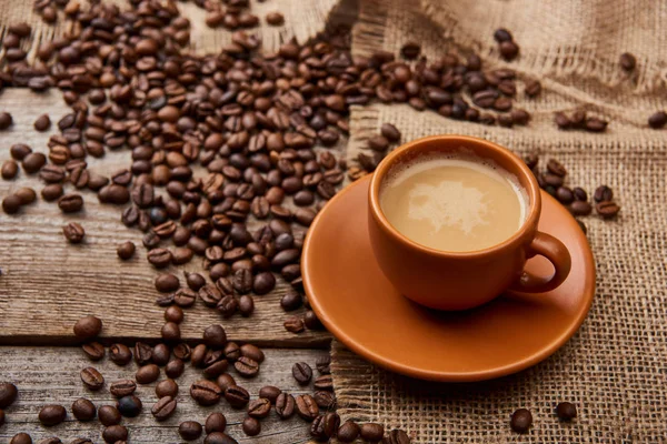 Koffiebonen Buurt Van Kopje Koffie Houten Achtergrond — Stockfoto