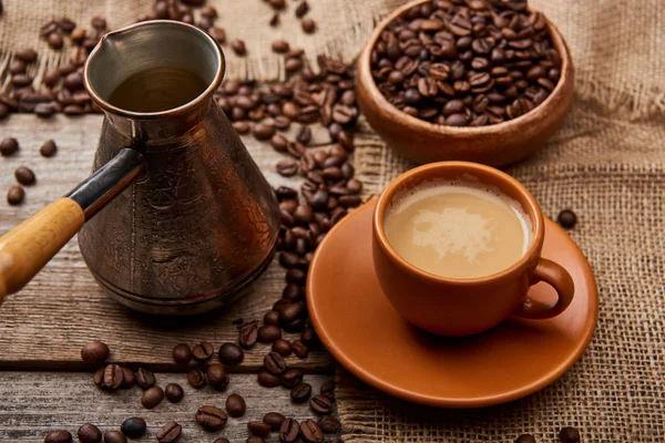 Kaffeebohnen Schüssel Und Cezve Der Nähe Tasse Kaffee Auf Holzgrund — Stockfoto