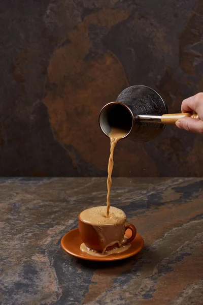 Visão Parcial Homem Derramando Café Cezve Copo Superfície Mármore — Fotografia de Stock