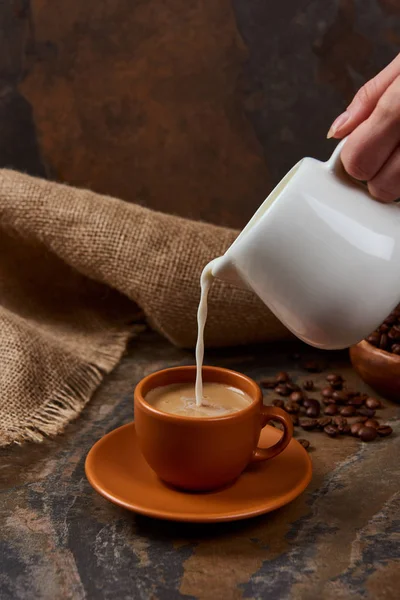 Vista Ritagliata Della Donna Versando Latte Tazza Con Caffè Sul — Foto Stock