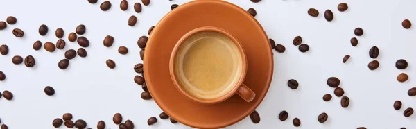 Top Uitzicht Van Heerlijke Koffie Beker Buurt Van Verspreide Bonen — Stockfoto