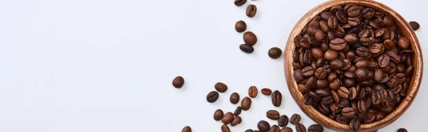 Панорамный Снимок Вкусного Кофе Жареных Бобов Деревянной Миске Белом Фоне — стоковое фото