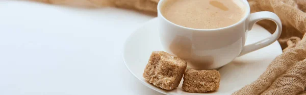 Tiro Panorâmico Café Saboroso Com Espuma Xícara Com Açúcar Mascavo — Fotografia de Stock