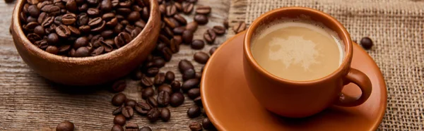Panoramatický Záběr Kávových Bobů Misce Blízko Šálku Kávy Dřevěné Pozadí — Stock fotografie