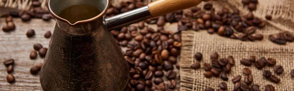 Ahşap Arka Plan Üzerinde Kahve Çekirdekleri Çuval Bezi Yakın Cezve — Stok fotoğraf