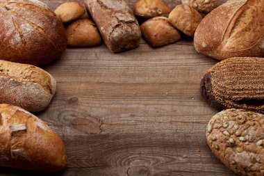 kopya alanı ile ahşap rustik masa üzerinde ekmek taze pişmiş somun