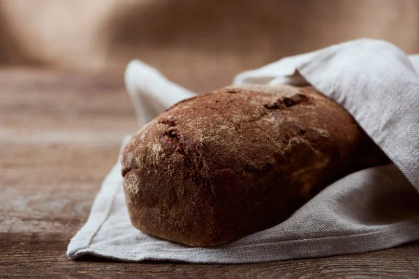 Čerstvě Upečený Hnědý Chléb Bílém Ubrousku Dřevěném Stole — Stock fotografie