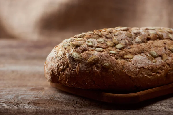 Närbild Nybakat Bröd Med Frön Trä Bord — Stockfoto