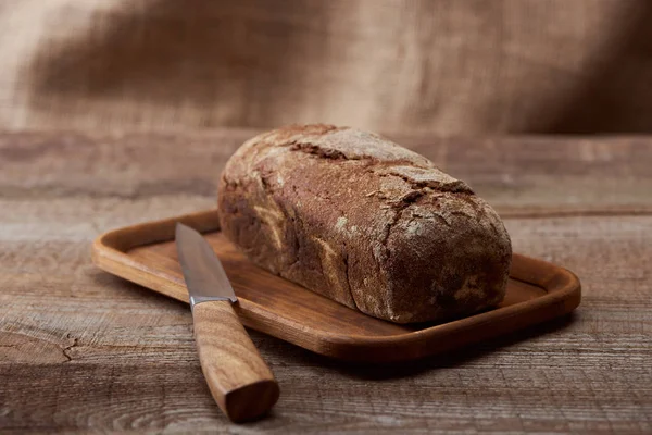 Vers Bruin Brood Loaf Snijplank Buurt Van Mes Houten Tafel — Stockfoto