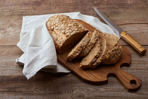 Fresh Cut Bread Loaf Chopping Board White Napkin Knife Wooden — Stock Photo, Image