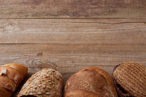Свіжі Запечені Хліби Смачного Хліба Дерев Яному Сільському Столі — стокове фото