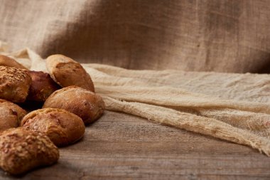 arka planda bir ağaç ile ahşap rustik masada ekmek lezzetli somun