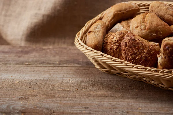 Heerlijke Verse Broodjes Wicker Box Houten Tafel Met Kopieerruimte — Stockfoto