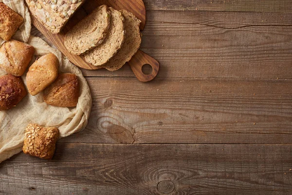 Top View Fresh Bread Slices Chopping Board Buns Cloth Wooden — Stock Photo, Image