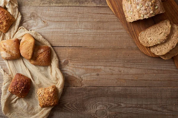 Top View Fresh Baked Bread Slices Chopping Board Buns Cloth — Stock Photo, Image