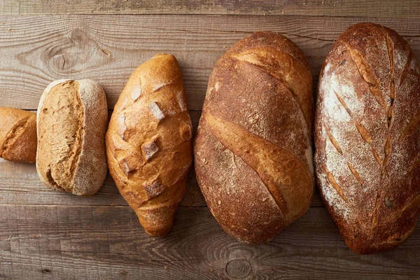 Bovenaanzicht Van Vers Zelfgebakken Brood Houten Rustieke Tafel — Stockfoto