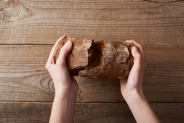 Вид Зверху Жінку Тримає Свіжий Домашній Хліб Коричневого Хліба Над — стокове фото