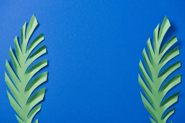 Vista Superior Folhas Corte Papel Verde Fundo Azul Com Espaço — Fotografia de Stock