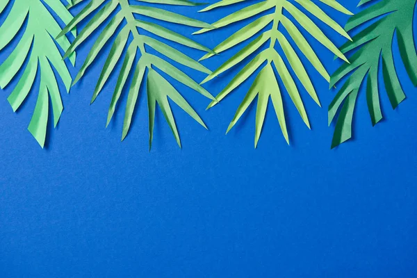 Вид Сверху Зеленую Бумагу Срезать Экзотические Листья Синем Фоне Копировальным — стоковое фото