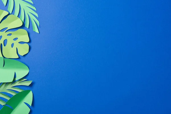 Ansicht Des Grünen Papierschnitts Exotische Blätter Auf Blauem Hintergrund Mit — Stockfoto