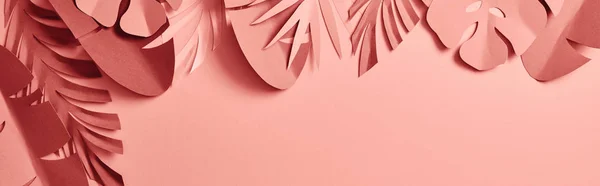 ピンクの背景に紙カットヤシの葉のトップビュー パノラマショット — ストック写真
