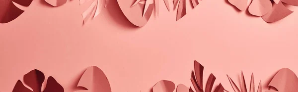 コピースペース パノラマショットとピンクの背景に紙カットヤシの葉のトップビュー — ストック写真
