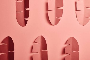 pembe arka plan üzerinde kağıt kesilmiş palmiye yaprakları ile düz yatıyordu, dikişsiz desen