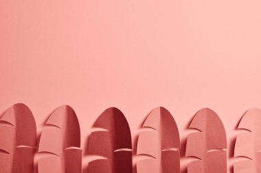 kopya alanı ile pembe arka plan üzerinde dekoratif kağıt kesim palmiye yaprakları üst görünümü