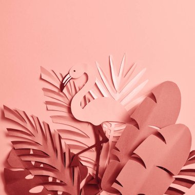 pembe arka plan üzerinde kağıt kesilmiş palmiye yaprakları ve flamingo demet