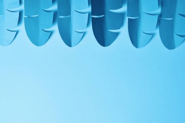 kopya alanı ile mavi arka plan üzerinde mavi minimalist kağıt kesim palmiye yaprakları ile düz yatıyordu